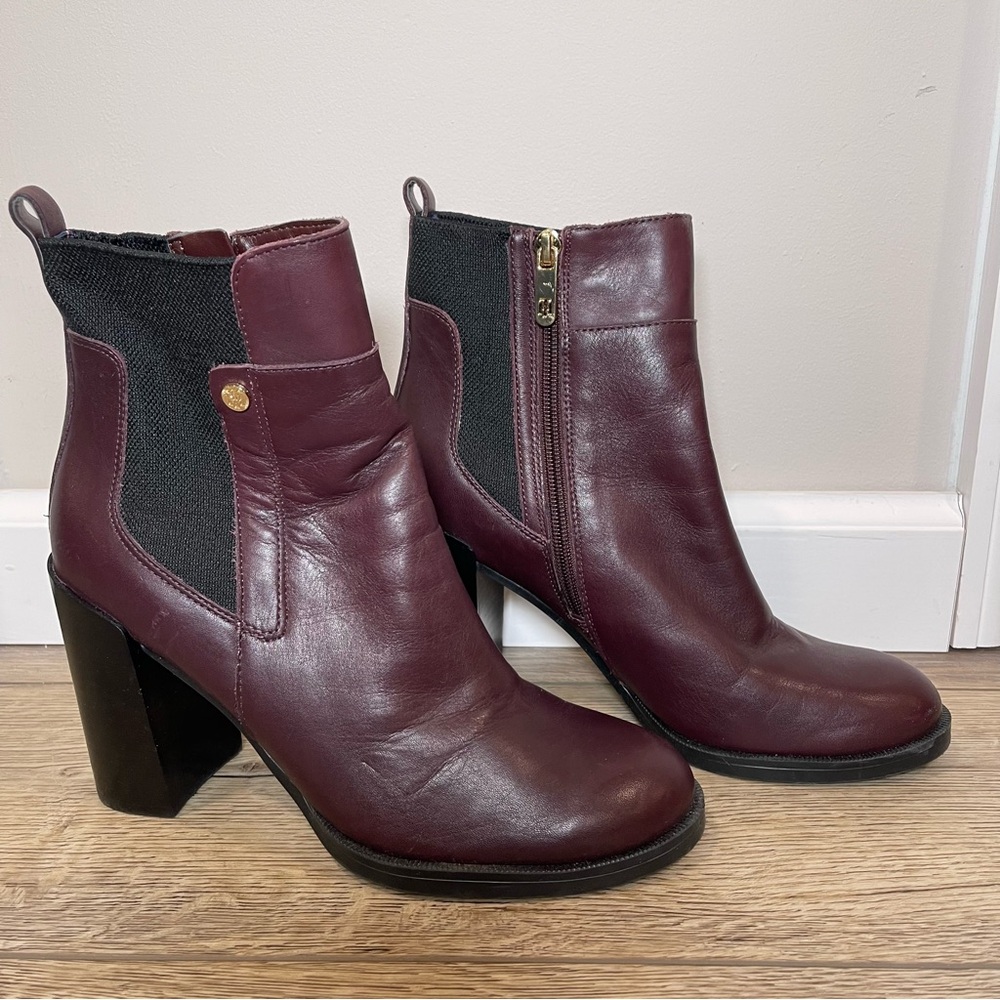 Tommy Hilfiger Women's Burgundy Ankle Boots
Size 8.5